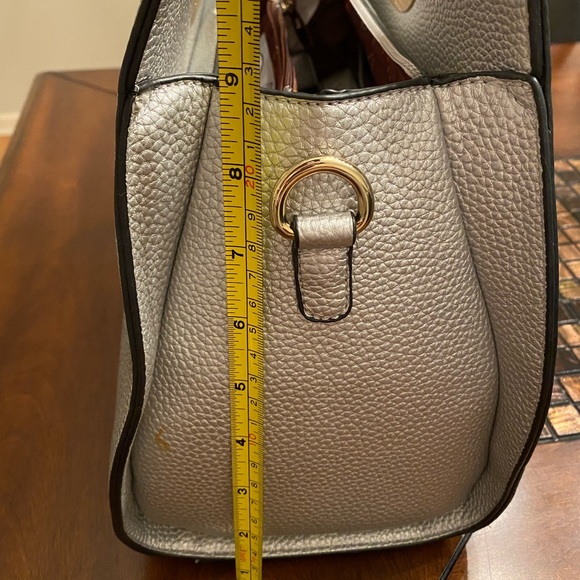 Brand new, beautiful silver purse with adjustable and detachable shoulder strap. - Picture 6 of 6